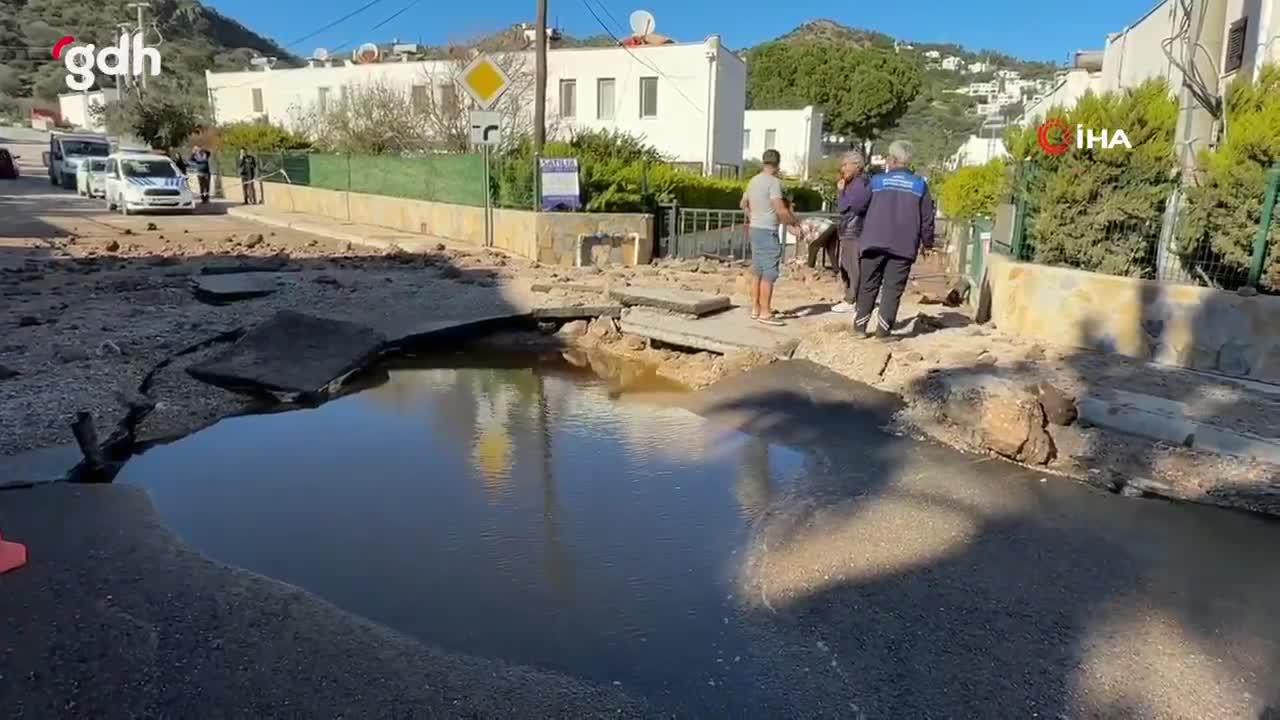 Bodrum Yahşi'de su hattı patladı, yol yarıldı ve çukur oluştu