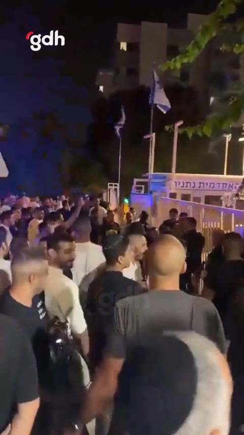 Netanya'da Yahudi grup, Arap öğrencilerin yurduna protesto yaptı