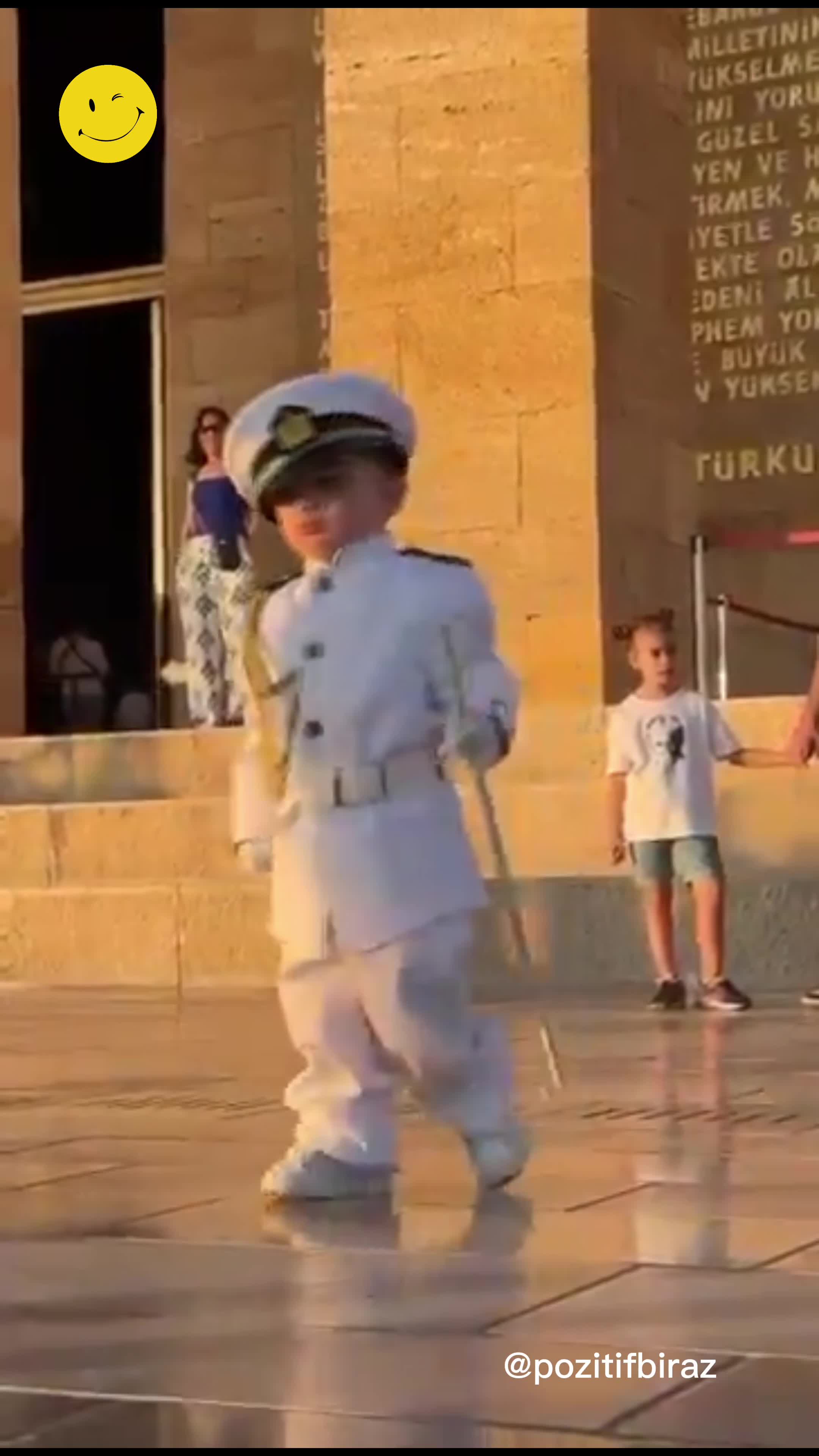 Anıtkabir'de saygı duruşu yapan çocuk virale gitti