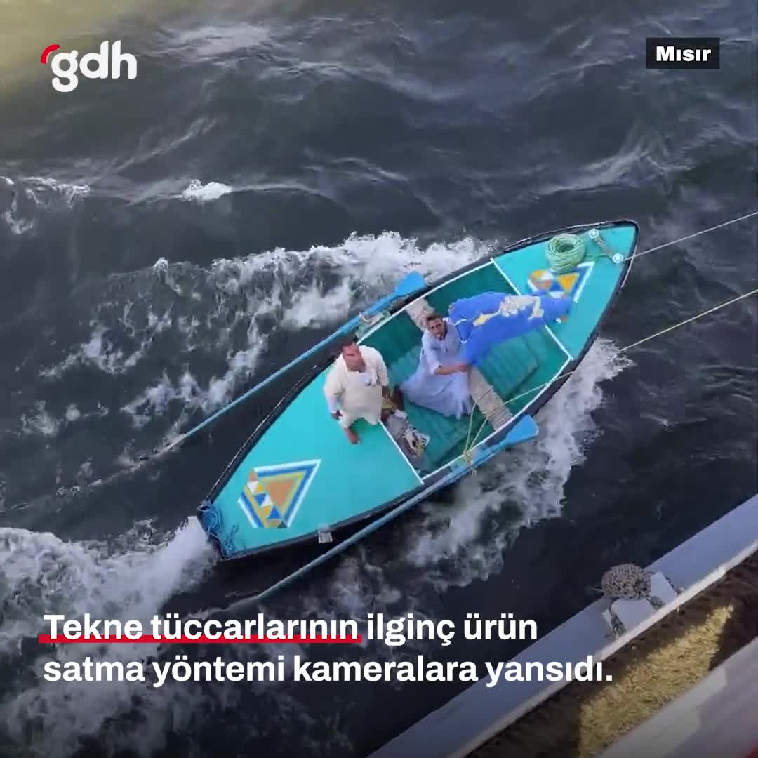 Mısır'da tekne tüccarları Nil'deki turistlere ilginç satış yapıyor