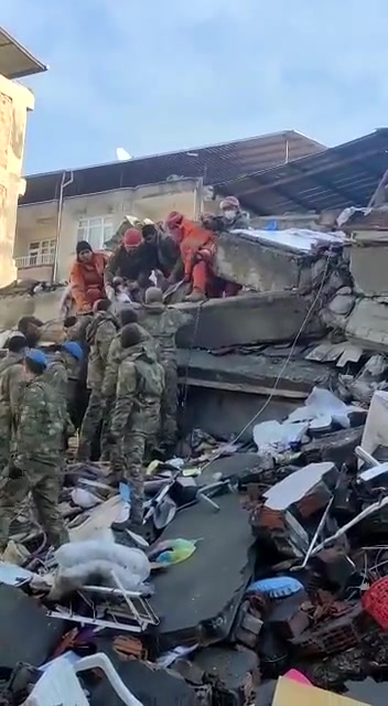 Hatay'da Arama Kurtarma Ekibi Buse'yi enkazdan çıkardı