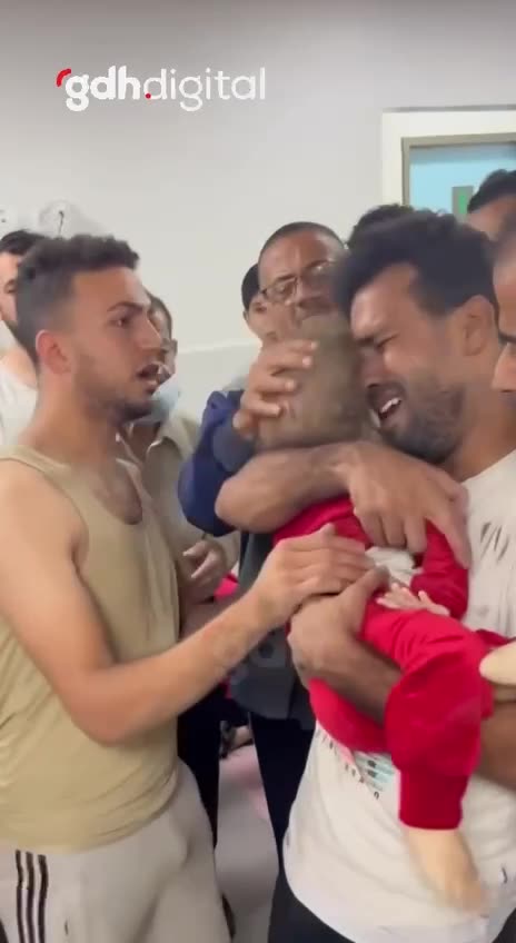 Gazzeli baba, katliamda hayatını kaybeden kızıyla vedalaşıyor