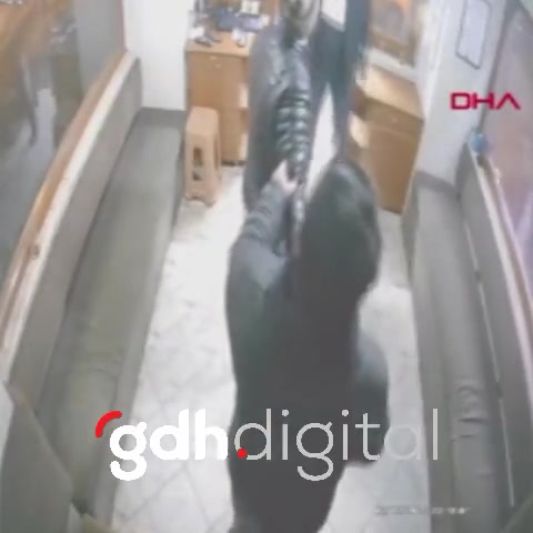 Ereğli'de sürücü, taksi şoförüne satırla saldırdı!