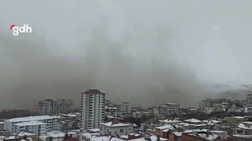 Kahramanmaraş'ta 7,6'lik depremin ardından toz bulutları oluştu