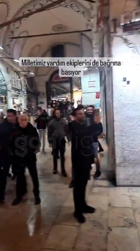 Çinli kurtarma ekibi İstanbul Kapalı Çarşı'da alkışlandı