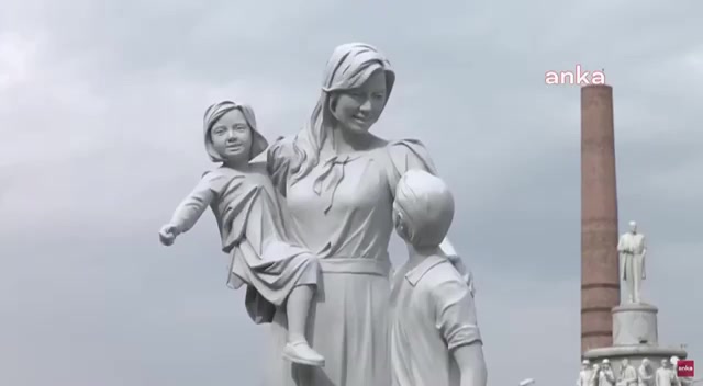 Özgür Özel Eskişehir'de heykel açılışı yaptı