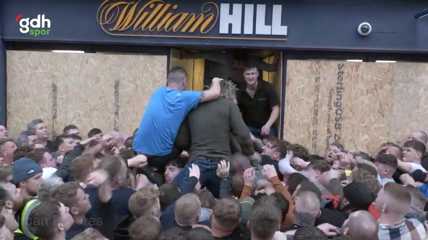 Dünyanın en gaddar top oyunu Atherstone Ball İngiltere'de oynandı