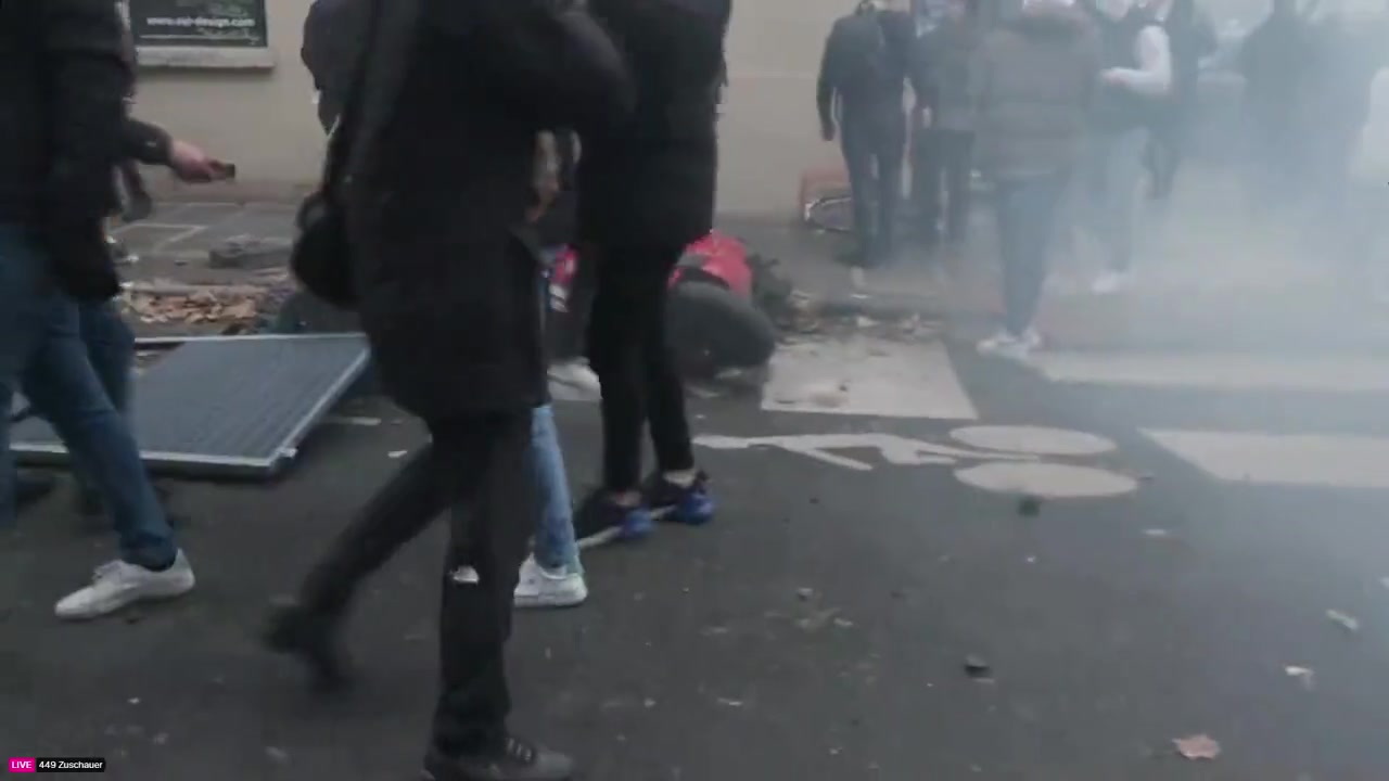 PKK militanları Paris'te dünya için rezil oldu