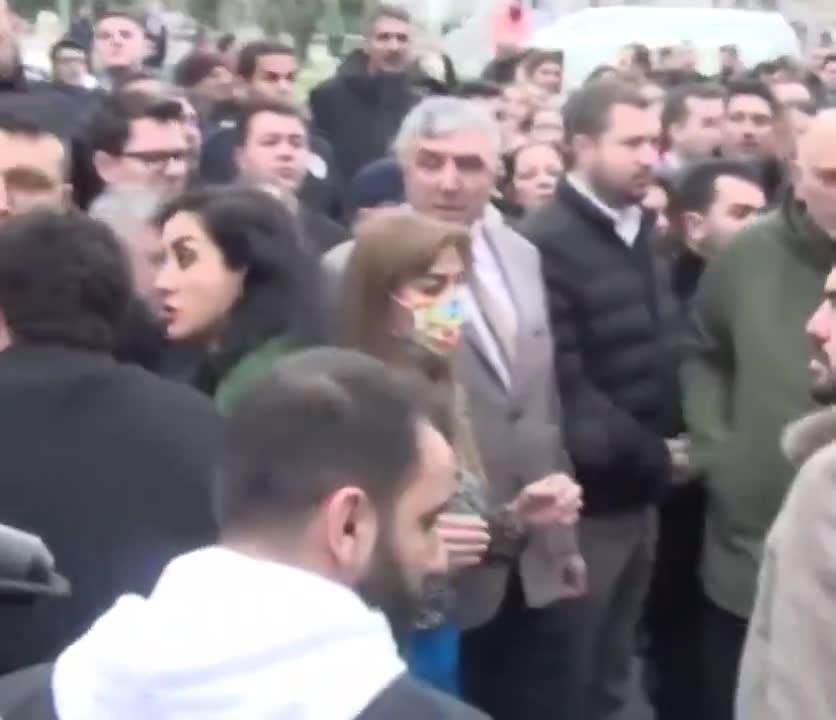 Büyükçekmece Başkan Yardımcısı’ndan başörtülü kadına saldırı