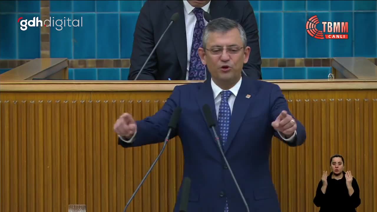 Özgür Özel: CHP, müezzinin hakkını yine savunuyor