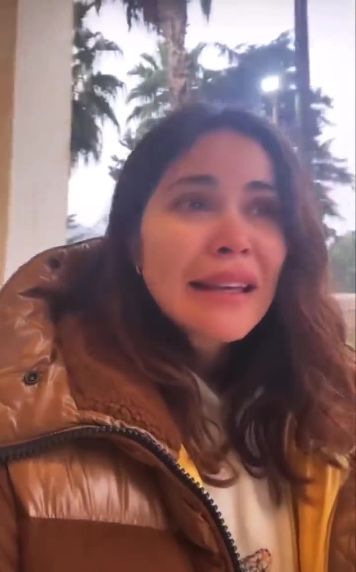 Zeynep Demirel: "Hala enkazda tanıdıklarımız var, yardım gelmeli!"