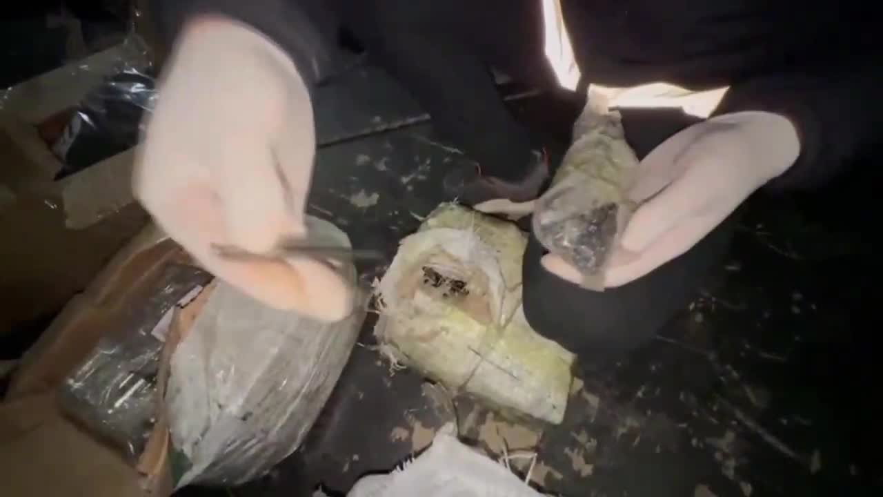 Şanlıurfa Siverek'te bir tırda 23 bin 115 silah parçası bulundu