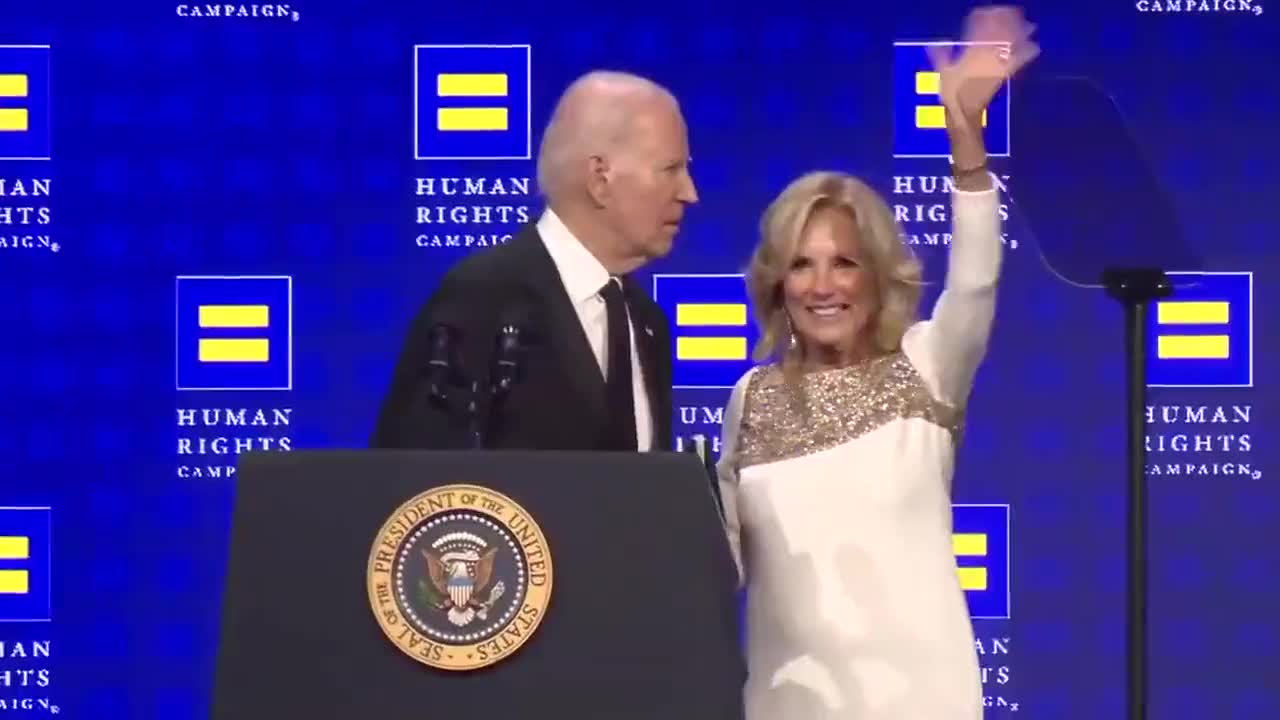 Joe Biden sahneden inerken eşi Jill'in yardımıyla yolu buldu