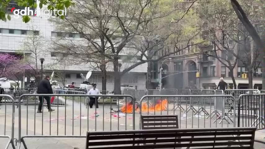 Manhattan Ceza Mahkemesi önünde kimliği belirsiz kişi kendini yaktı