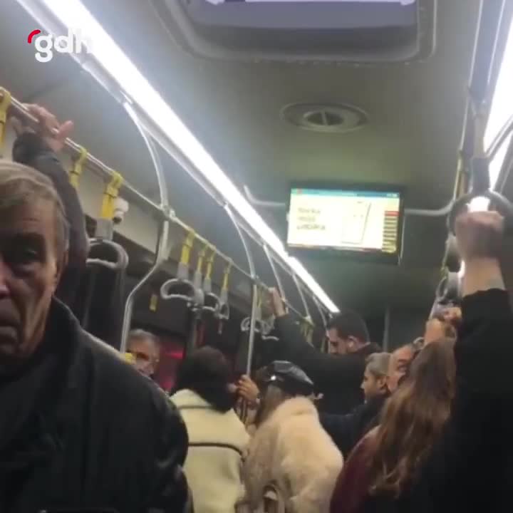 İstanbul'da metrobüsün tavanından yağmur suyu aktı