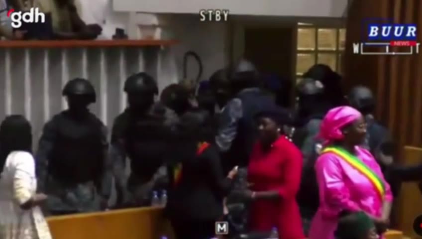 Senegal'de Cumhurbaşkanlığı seçimleri ertelendi, muhalefet zorla çıkarıldı