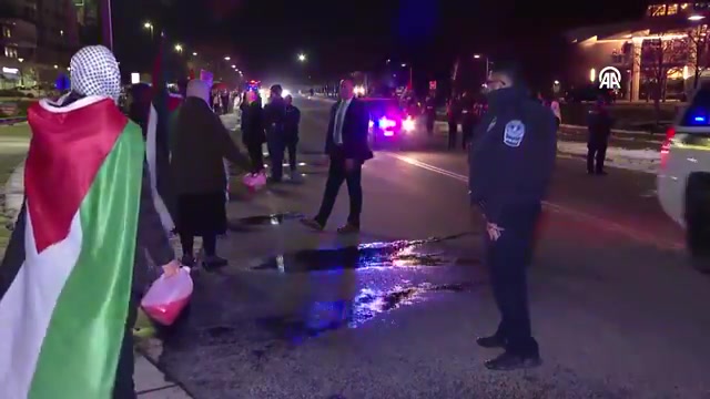 Biden'a kan renginde sıvı döken protestocular destek gösterdi