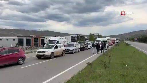 Sivas'ta sürücü başıboş köpeğe çarpmamak için kaza yaptı