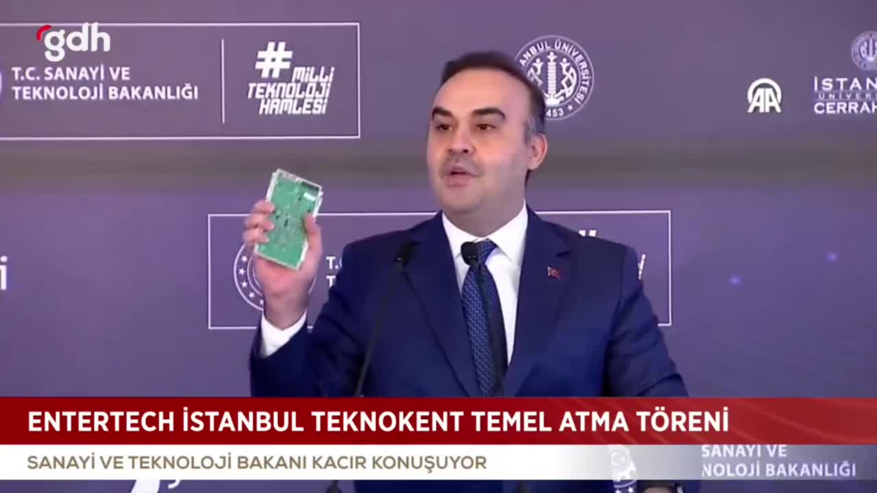 Bakan Kacır, Özgür Özel'e 70 bin dolarlık milli uçak kartını gösterdi
