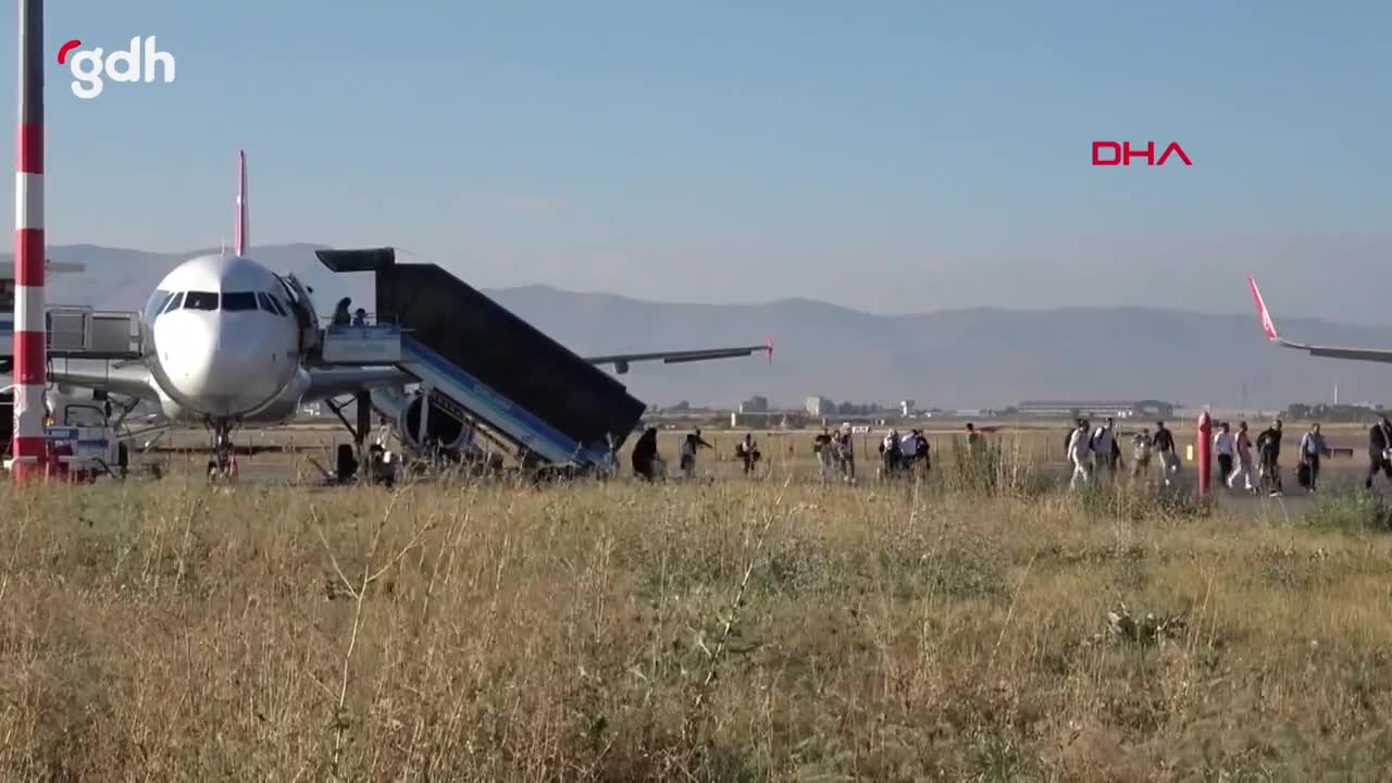 Air Vistara uçağının Erzurum'daki bekleyişi devam ediyor