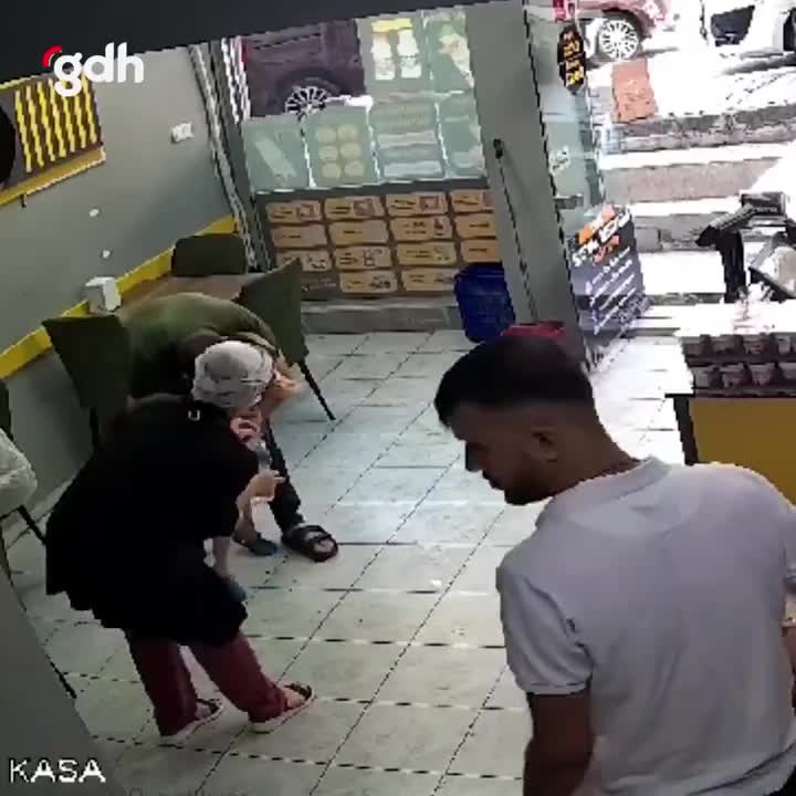 Sultangazi'de çiğköfte ile boğulan çocuğu vatandaş kurtardı