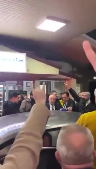 Ümit Özdağ, gözaltında İstanbul'a polis eşliğinde taşınıyor
