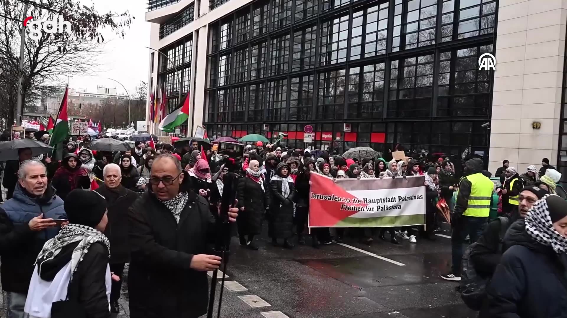 Berlin'de "özgür Filistin" sloganıyla destek yürüyüşü düzenlendi