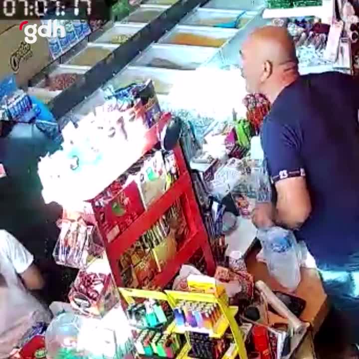 Çorlu'da bakkala indirim yüzünden tüple saldırı!