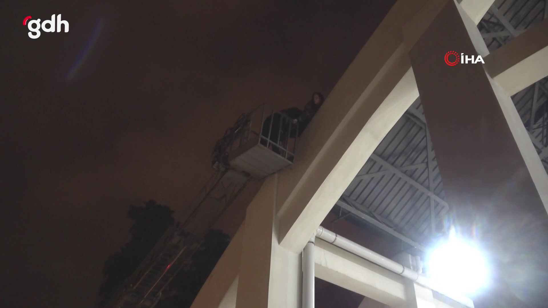 Antalya'da genç, kapalı sahada duvarlara tırmanıp mahsur kaldı