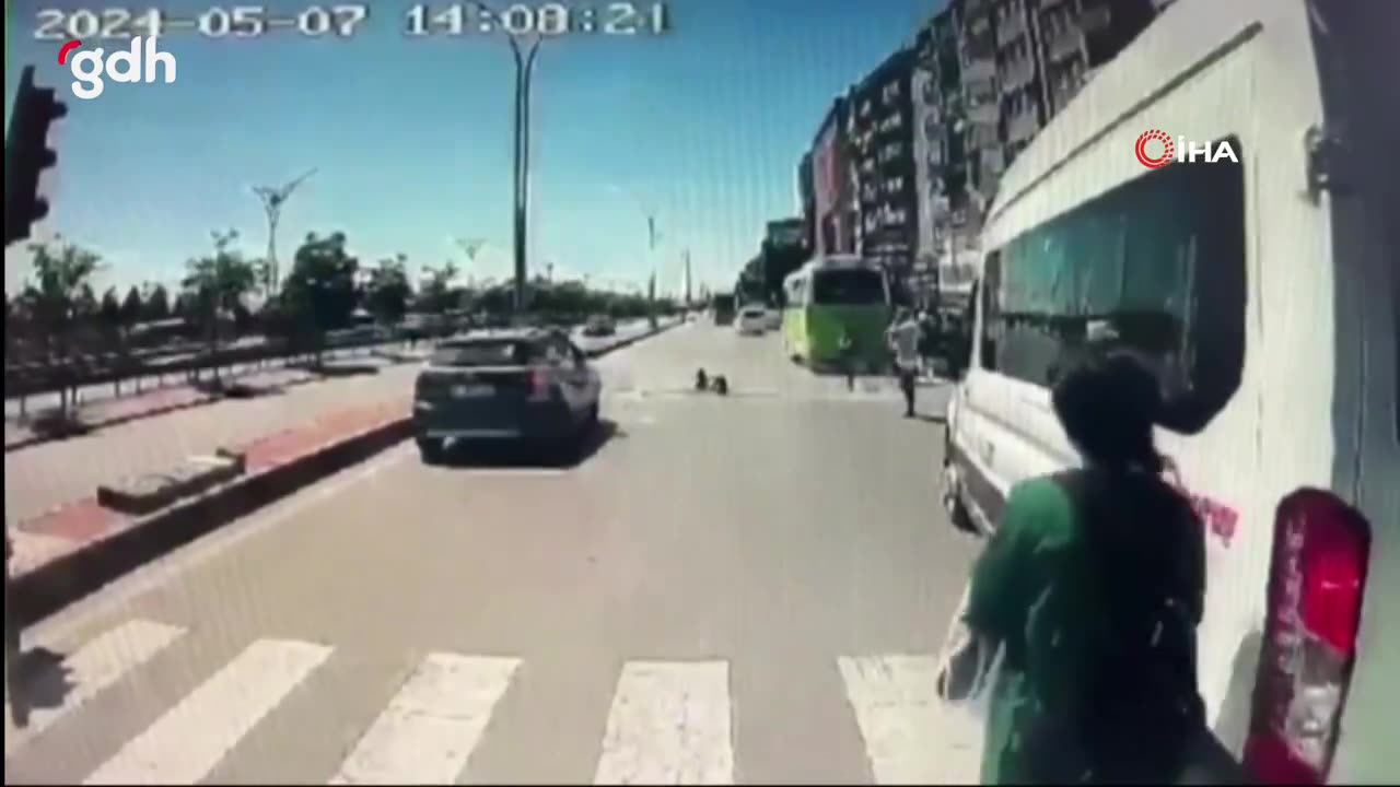 İzmit'te otomobil yaya geçidinde kadına çarptı, takla attı