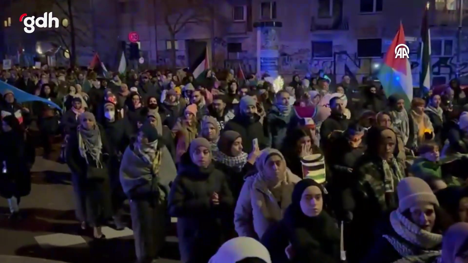 Berlin'de binlerce kişi Gazze için ateşkes çağrısında bulundu