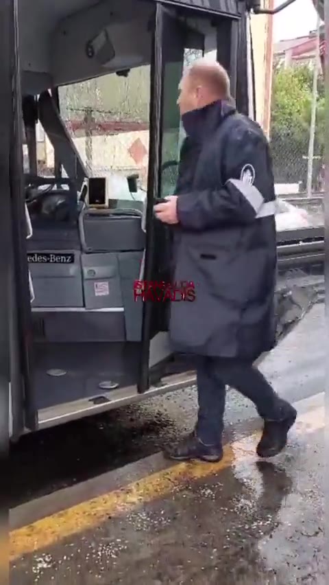 İstanbul'da metrobüs çarpıştı, itfaiye ve sağlık ekibi sevk edildi