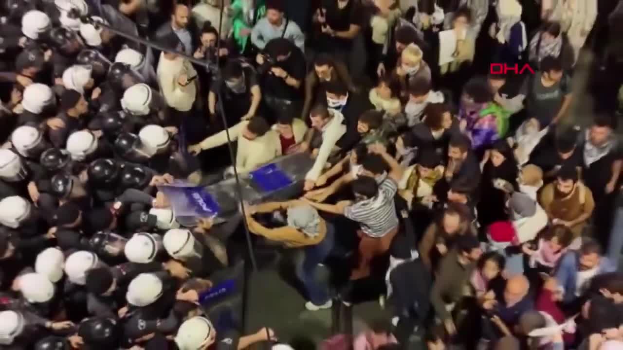 Beyoğlu'nda izinsiz yürüyüşte polis ile arbede: 14 yaralı, 18 gözaltı
