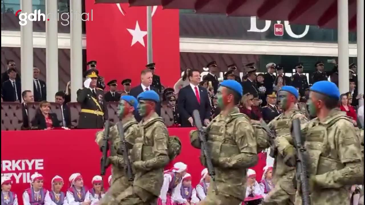 İstanbul'da resmi geçit törenine vali, komutan ve İBB başkanı katıldı