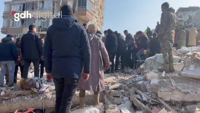 Gerçek kahramanlar enkazdan bir kişiyi daha kurtardı!