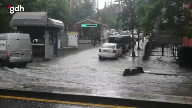 Ankara'da dolu ve sağanak hayatı olumsuz etkiledi