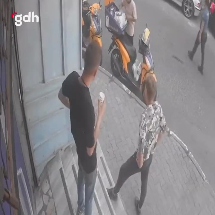 İstanbul'da vatandaş, kaçak göçmeni çelme atarak durdurdu