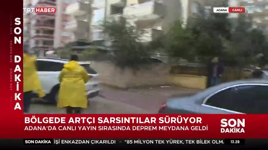TRT Haber'in Adana'daki canlı yayınında bir bina yıkıldı