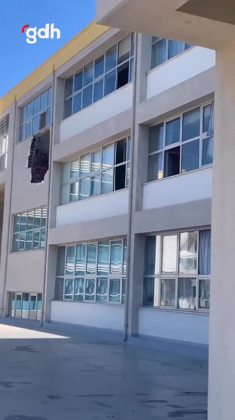 Antakya'da öğretmenin depremdeki okulda piyano çaldığı anlar