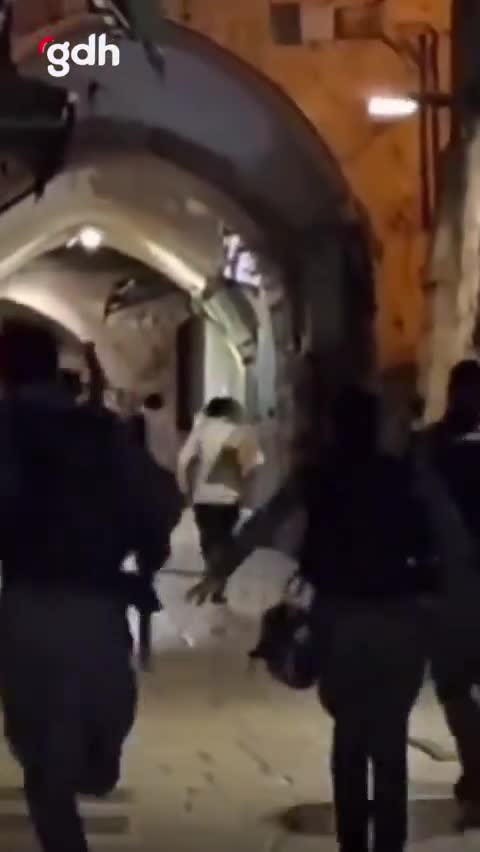 Yahudi yerleşimciler, Mescid-i Aksa'ya giden Müslümanlara saldırdı