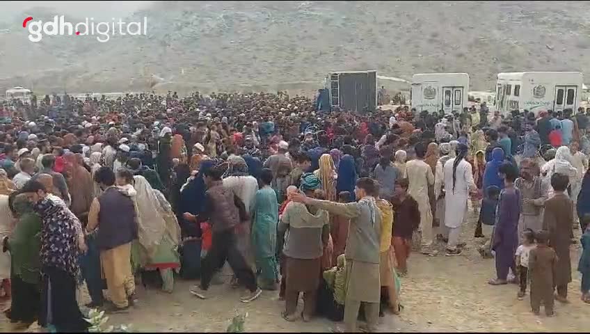 Pakistan'da 70 bin Afgan göçmen sınırdışı edildi