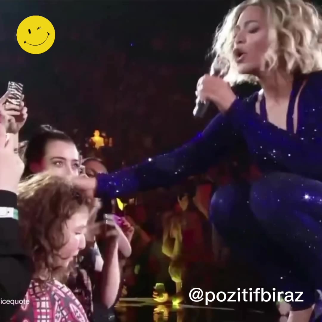 Beyonce, görme engelli kızın yüzüne dokunuyor
