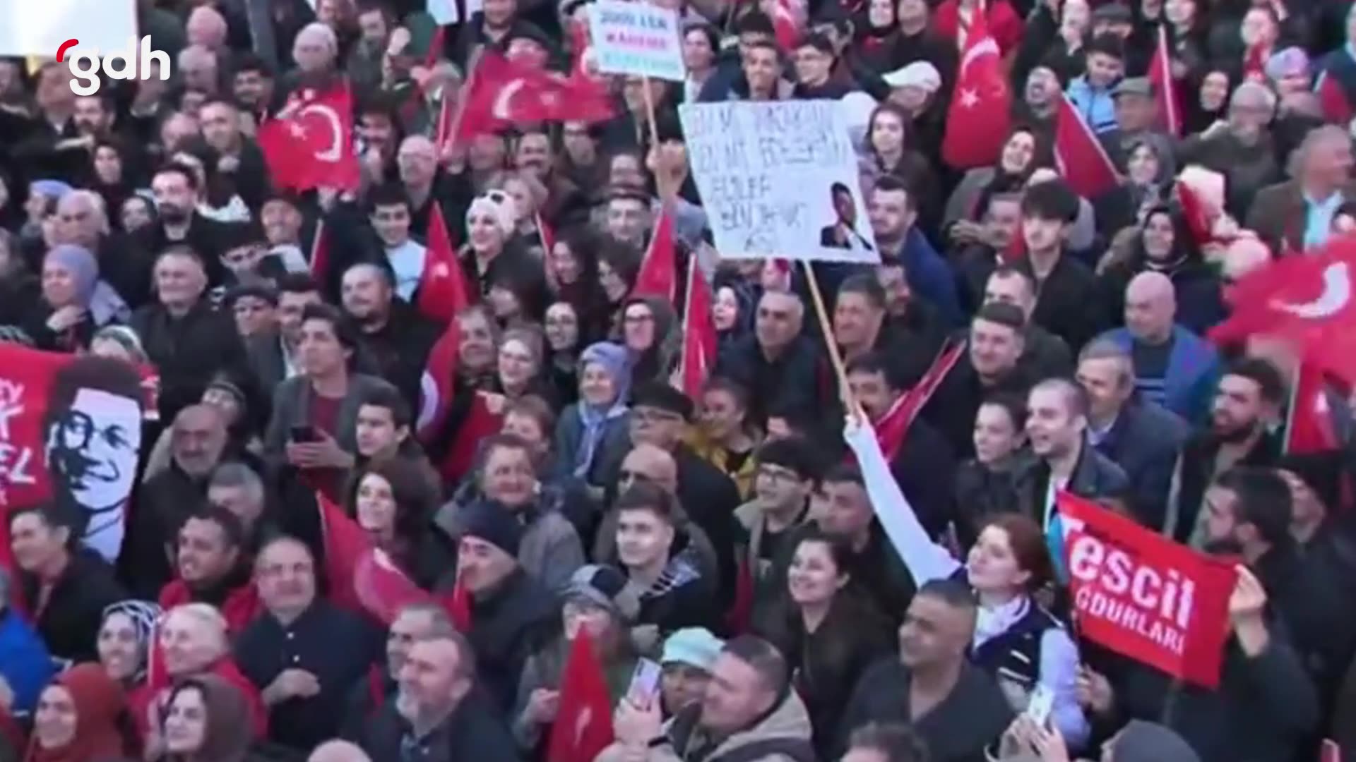 Özgür Özel: "Reklamcılık oku, CHP'nin iletişimini sen yönet!"