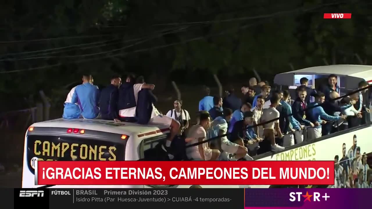 Messi'nin ellerinde Arjantin’e Dünya Kupası geldi!