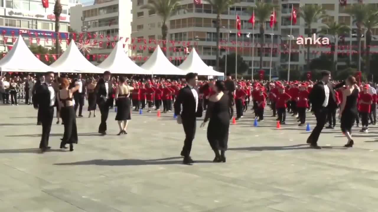 İzmir'de 29 Ekim Cumhuriyet Bayramı valsle kutlandı