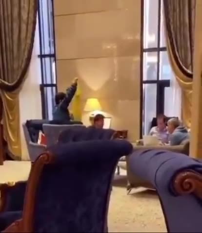 Bir taraftar Messi'nin babasına Ronaldo forması gösterdi