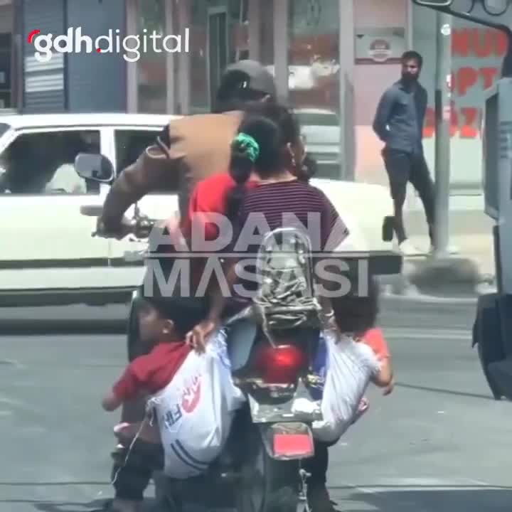 Adana'da baba, 5 çocuğuyla motosikletten pes dedirtti