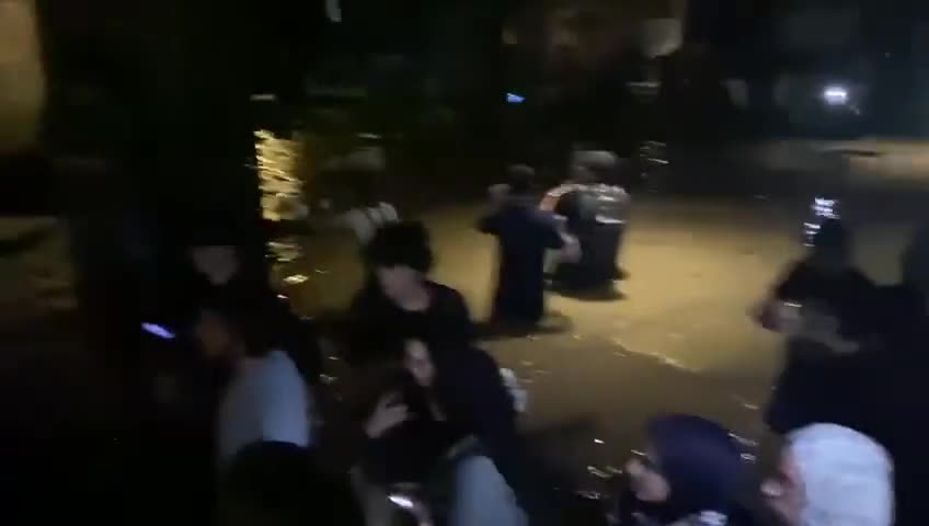 Başakşehir Kütüphanesi'nde sel nedeniyle mahsur kalanlar var