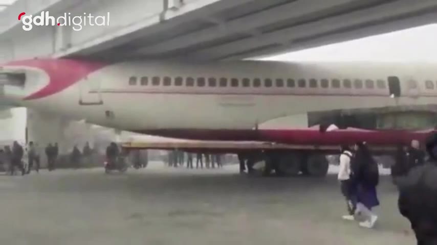 Tır sürücüsü, köprüye sıkışan Air India uçağını taşıdı