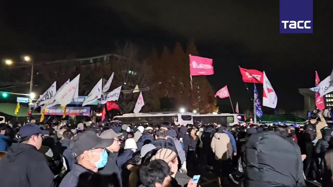 Güney Kore parlamentosu önünde kutlama yapan vatandaşlar